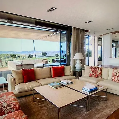 Fabulously Designed House, Swimming Pool And Jacuzzi Lloret de Mar