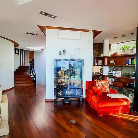 Fabulously Designed House, Swimming Pool And Jacuzzi